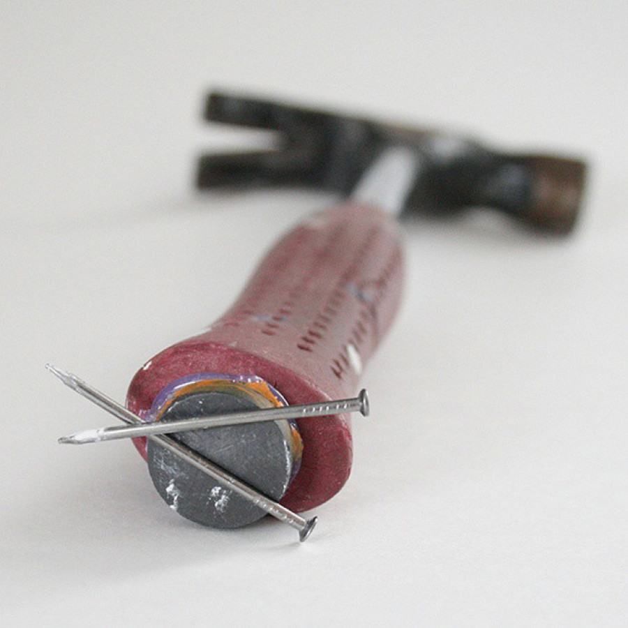 Если к ручке молотка приклеить маленький магнит, то гвозди будут всегда под рукой.