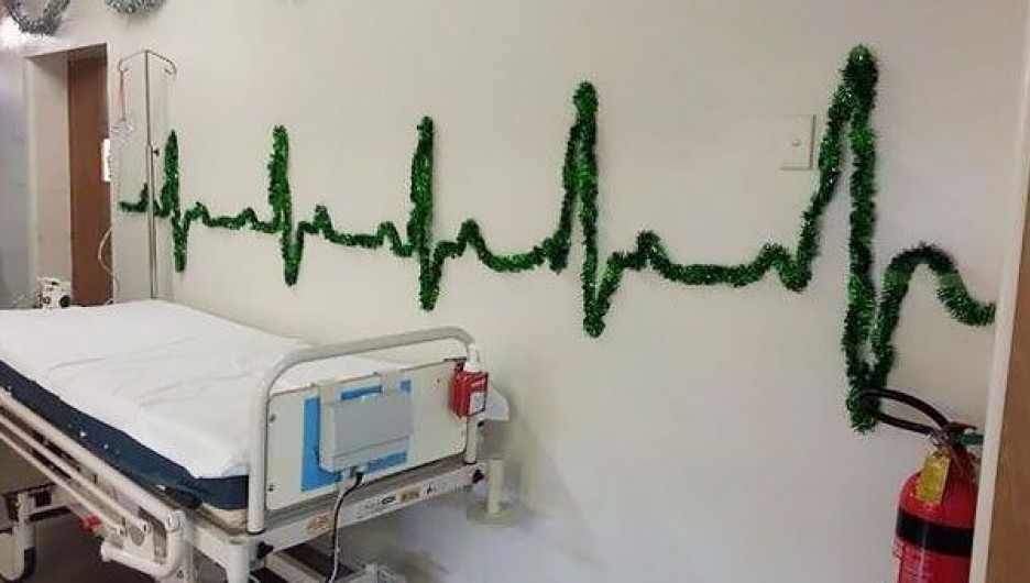 Медики шутят: больничные рождественские украшения.