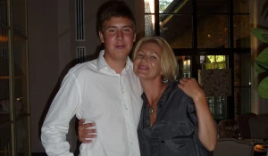 Егор Сосин со своей матерью.