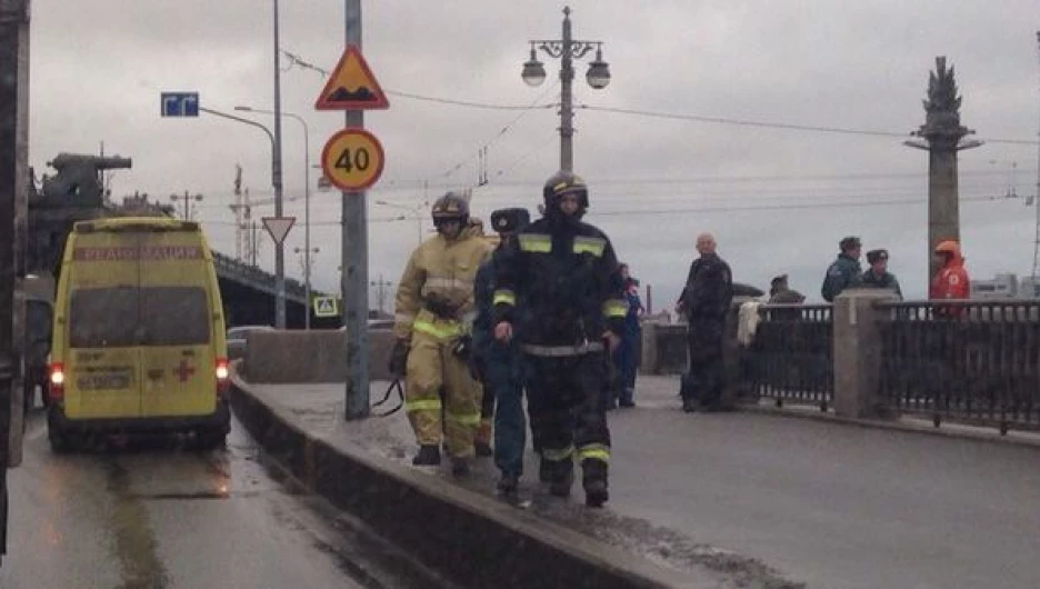 Спасатели на Ушаковском мосту.