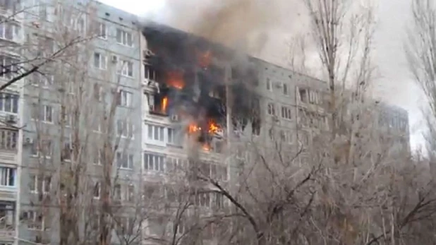 Пожар после взрыва в девятиэтажке в Волгограде.