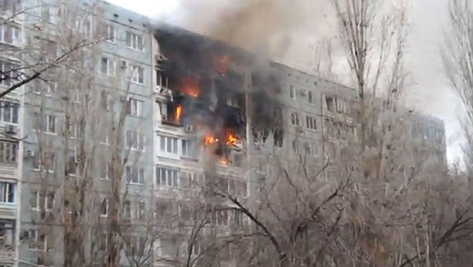 Пожар после взрыва в девятиэтажке в Волгограде.