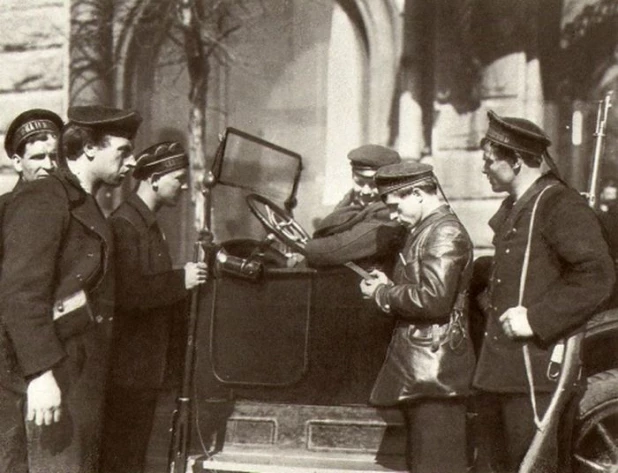 Морской патруль проверяет документы у шофера около Смольного, 1917 год, Петроград .