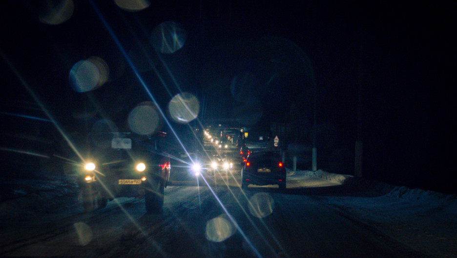 Автомобили зимой. Ночная дорога.