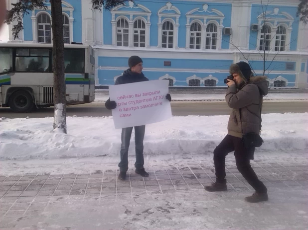 Студенты АГАУ вышли на одиночные пикеты.