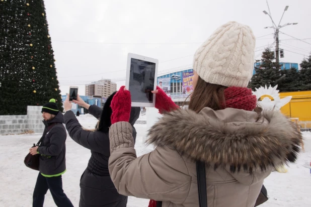 Как журналисты тестировали интернет Tele2 в новогодних местах Барнаула.