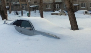 Автомобиль в снегу в Барнауле.
