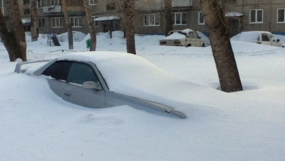 Автомобиль в снегу в Барнауле.