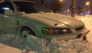 Автомобиль в снегу в Барнауле.