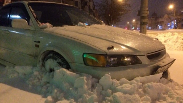 Автомобиль в снегу в Барнауле.