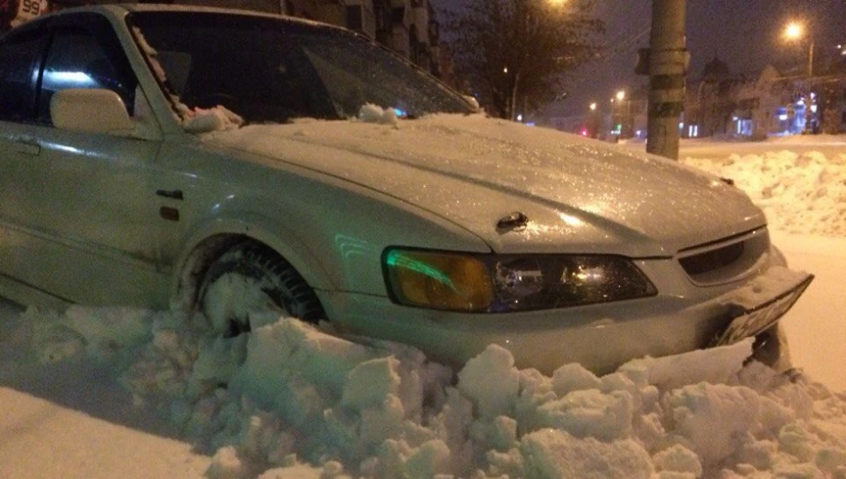 Автомобиль в снегу в Барнауле.