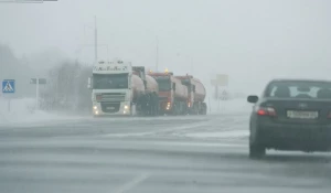 Метель. Большегрузы на дороге.