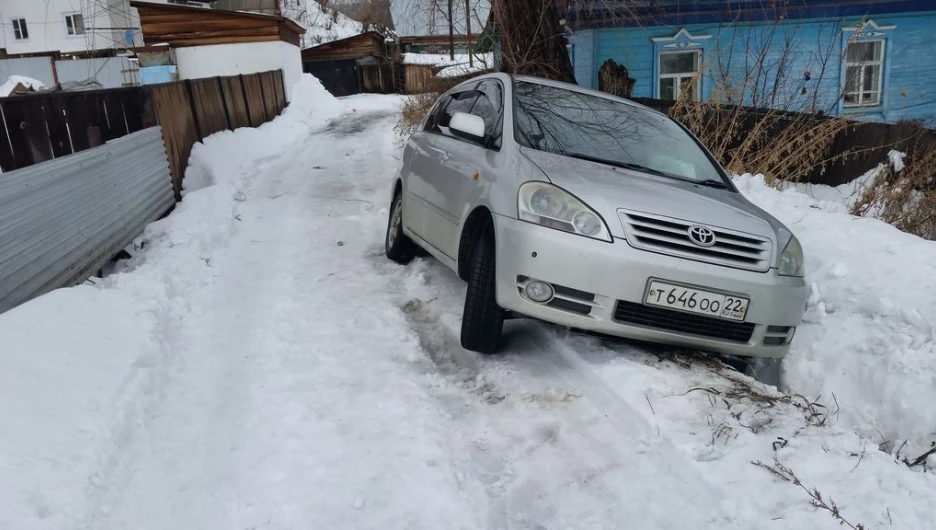 В Барнауле машина застряла в переулке.