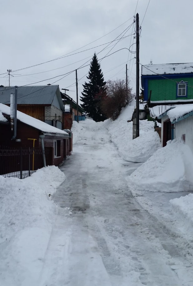 В Барнауле машина застряла в переулке.