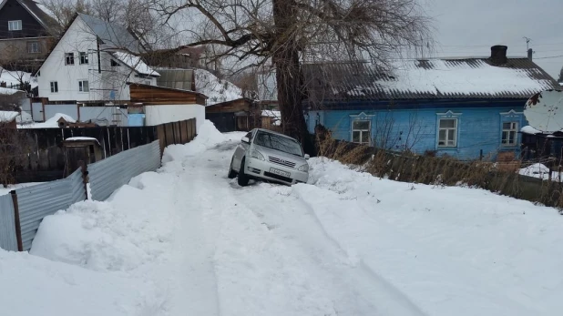 В Барнауле машина застряла в переулке.