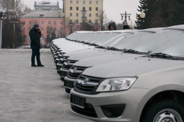 Новенькие автомобили — подарки наиболее успешным алтайским аграриям по итогам сезона.