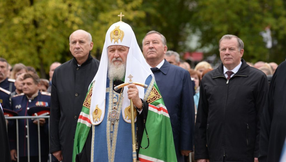 Патриарха Кирилла сопровождают первые лица региона.