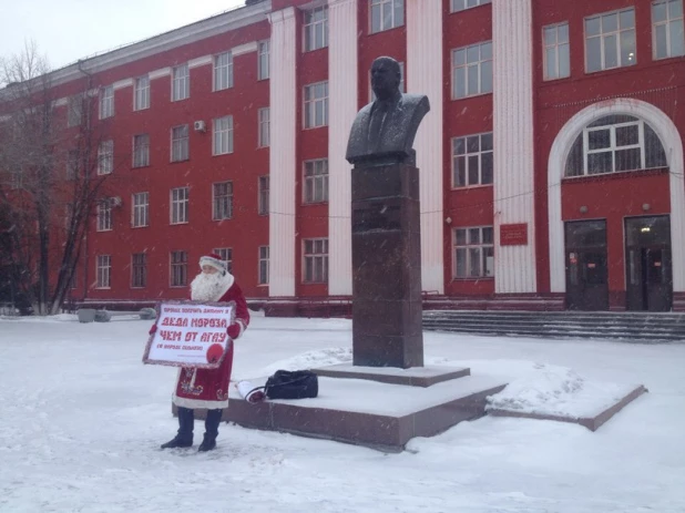 Студенты АГАУ провели предновогодние пикеты.