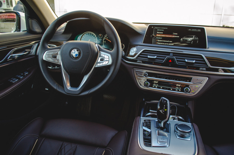 BMW 7 серии 2016 модельного года