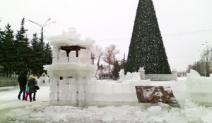 В Барнауле из-за дождя разрушается ледовый городок.