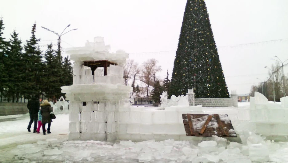 В Барнауле из-за дождя разрушается ледовый городок.