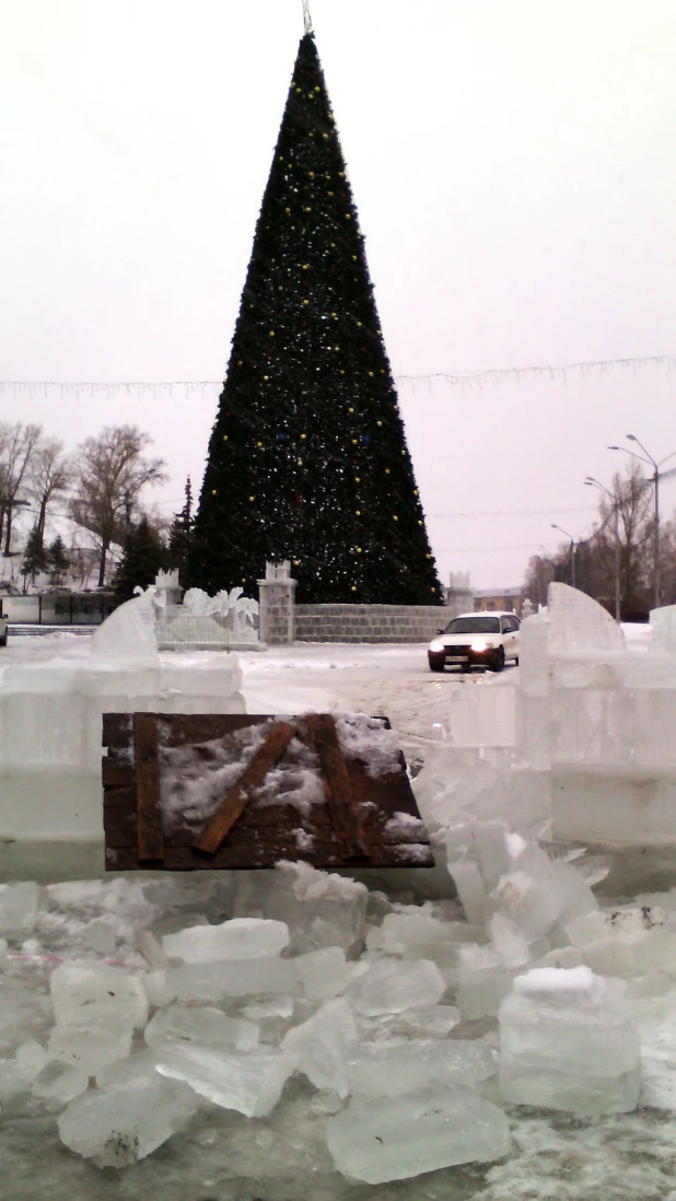 В Барнауле из-за дождя разрушается ледовый городок.