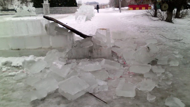 В Барнауле из-за дождя разрушается ледовый городок.