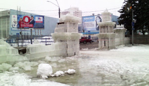 В Барнауле из-за дождя разрушается ледовый городок.