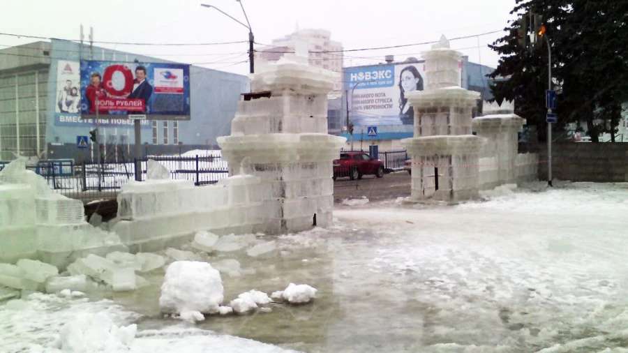 В Барнауле из-за дождя разрушается ледовый городок.