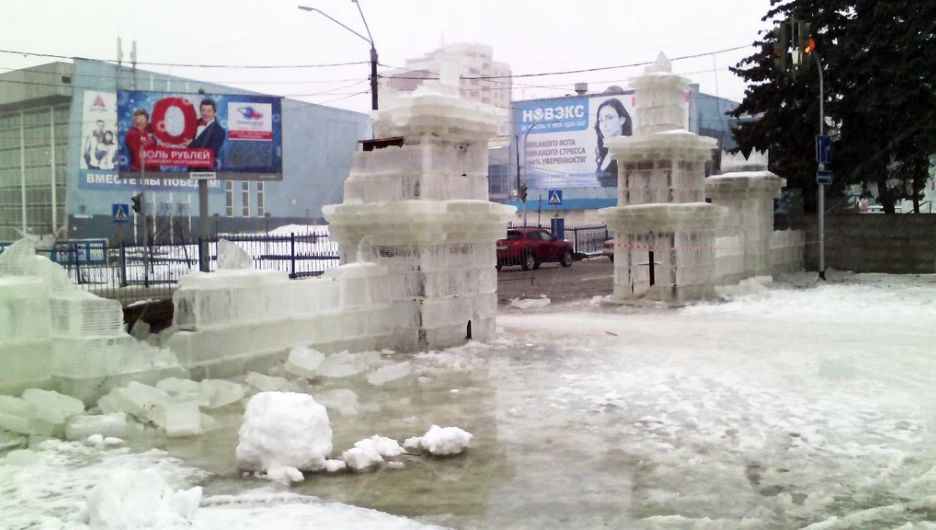 В Барнауле из-за дождя разрушается ледовый городок.