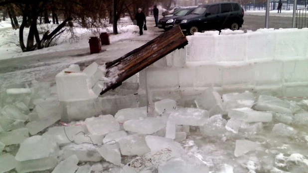 В Барнауле из-за дождя разрушается ледовый городок.