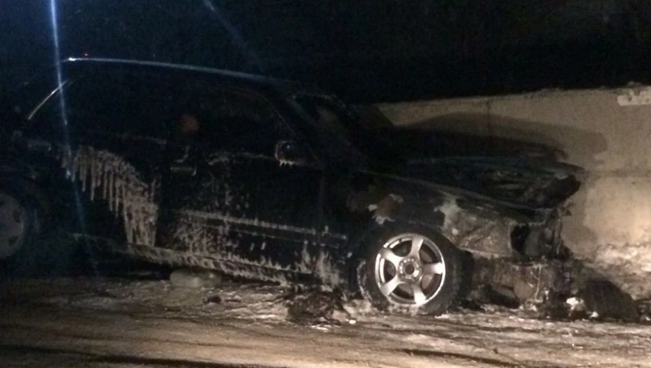 Сгоревший автомобиль Тойота Краун.