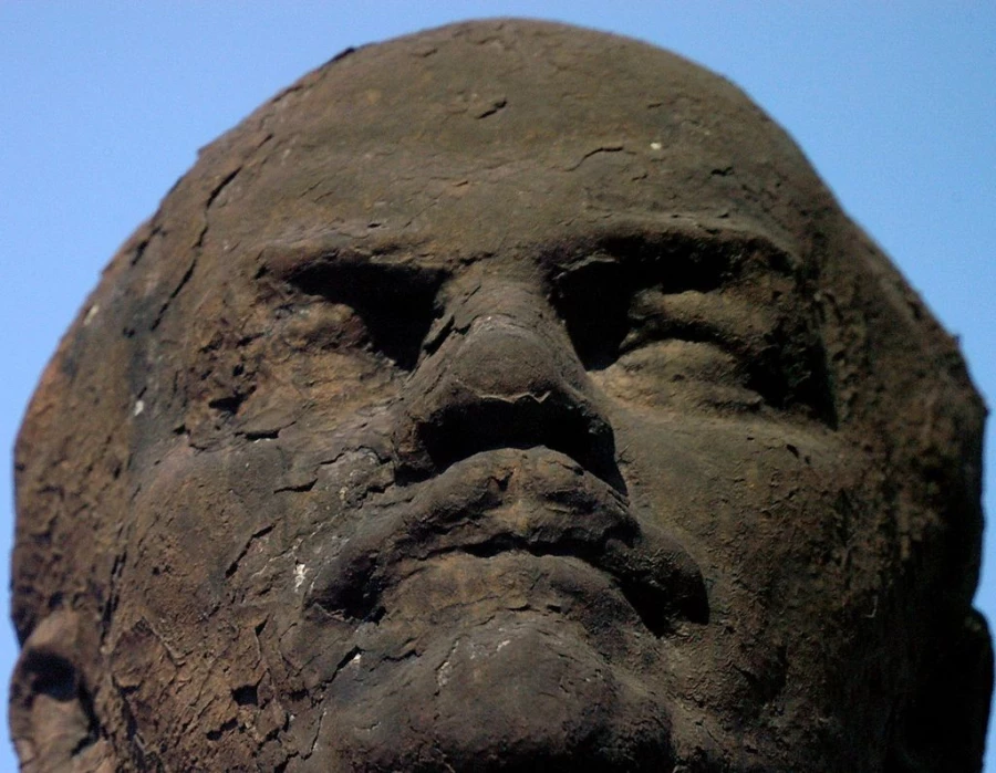 Памятник Ленину на площади Октября заменили памятником Сеятелю.