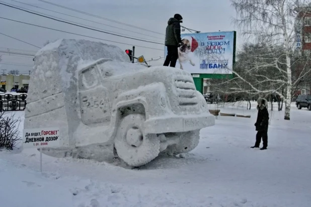 Эта скульптура к премьере "Дневного дозора" давно растаяла.