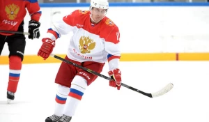 Путин потрненировался в Сочи на хоккейной площадке ледовой арены комплекса "Галактика".