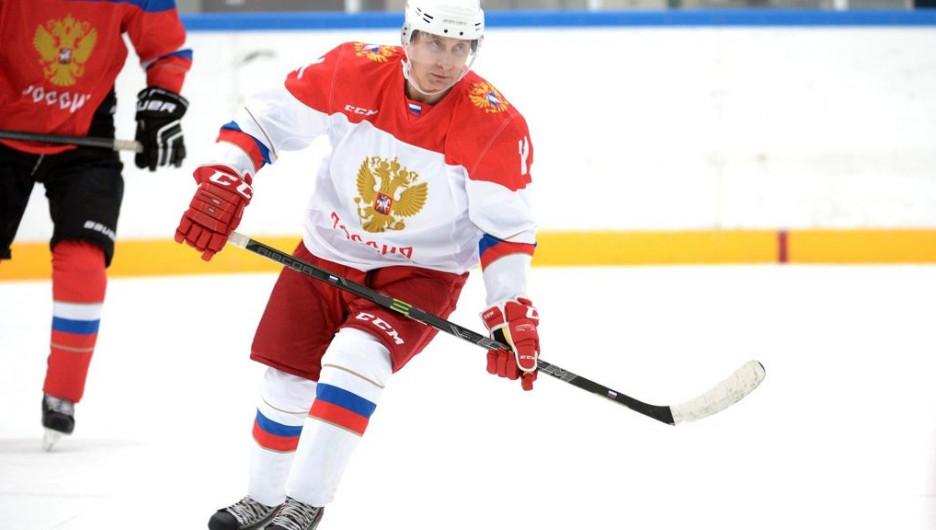 Путин потрненировался в Сочи на хоккейной площадке ледовой арены комплекса "Галактика".