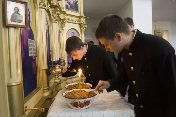 Божественная литургия в в семинарском храме в честь Иверской иконы Божией Матери.