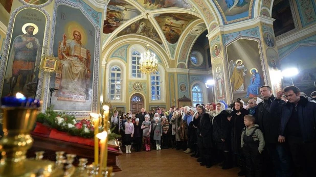 Богослужение в храме Покрова Пресвятой Богородицы.