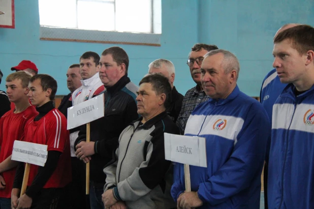 Соревнования по городошному спорту в Родинском районе.