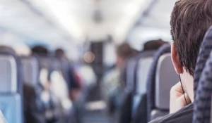 В самолете.