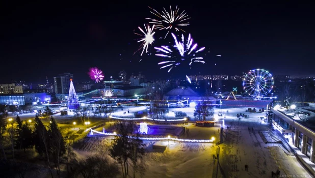 Новогодний салют на площади Сахарова с высоты птичьего полета.