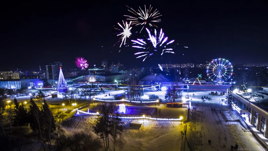 Новогодний салют на площади Сахарова с высоты птичьего полета.