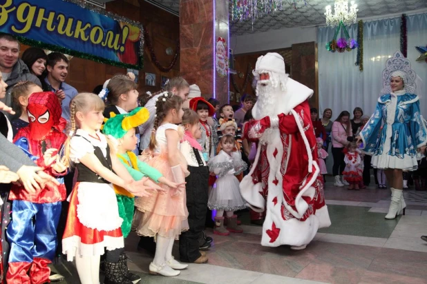 "Алтай-Кокс" провел новогодний марафон для заринских детей.