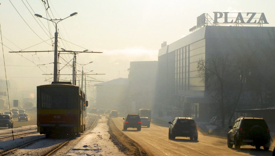 Барнаул зимой. Трамвай, автомобили.