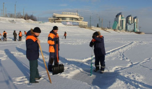Замеры толщины льда в районе будущей купели в Барнауле.
