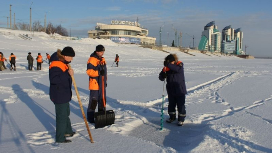 Замеры толщины льда в районе будущей купели в Барнауле.