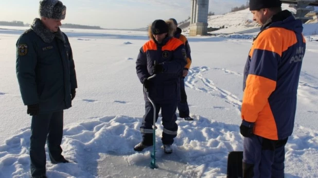 Замеры толщины льда в Барнауле.