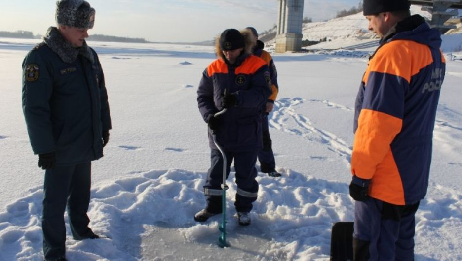 Замеры толщины льда в Барнауле.
