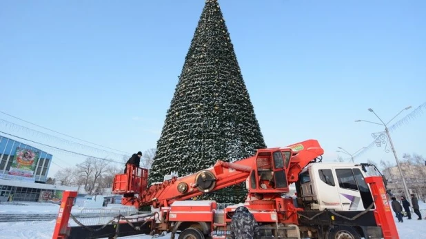 Демонтаж ледового городка на площали Сахарова.