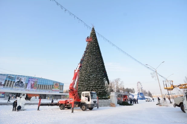 Демонтаж ледового городка на площали Сахарова.